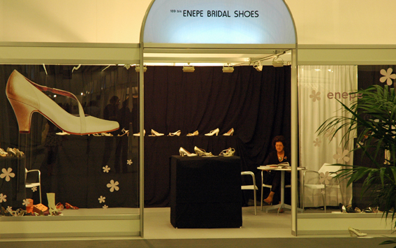 stand enepe bridal shoes
